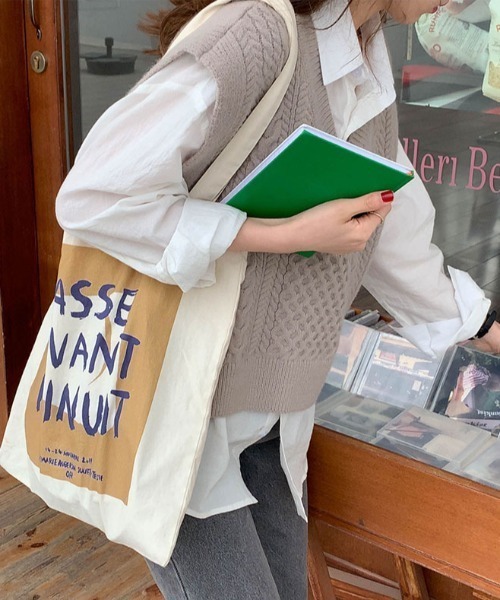 by muni:r（バイ ムニール）の「Vネックケーブルニットベスト（ベスト・レディース・ブラウン/グレイッシュベージュ/ブラック・FREE）」の19枚目の写真