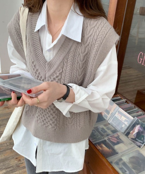 by muni:r（バイ ムニール）の「Vネックケーブルニットベスト（ベスト・レディース・ブラウン/グレイッシュベージュ/ブラック・FREE）」の20枚目の写真