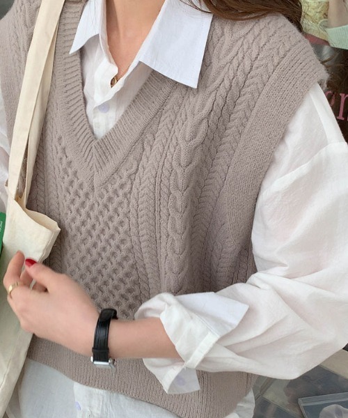 by muni:r（バイ ムニール）の「Vネックケーブルニットベスト（ベスト・レディース・ブラウン/グレイッシュベージュ/ブラック・FREE）」の21枚目の写真