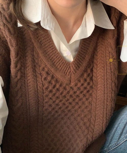 by muni:r（バイ ムニール）の「Vネックケーブルニットベスト（ベスト・レディース・ブラウン/グレイッシュベージュ/ブラック・FREE）」の9枚目の写真