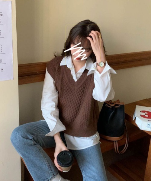 by muni:r（バイ ムニール）の「Vネックケーブルニットベスト（ベスト・レディース・ブラウン/グレイッシュベージュ/ブラック・FREE）」の5枚目の写真