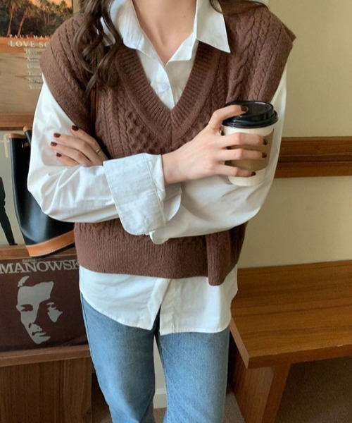 by muni:r（バイ ムニール）の「Vネックケーブルニットベスト（ベスト・レディース・ブラウン/グレイッシュベージュ/ブラック・FREE）」の6枚目の写真