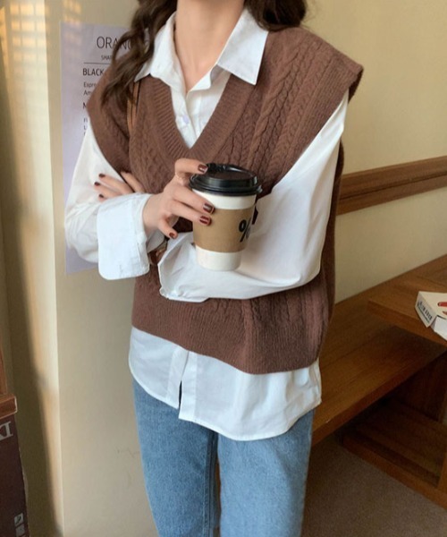 by muni:r（バイ ムニール）の「Vネックケーブルニットベスト（ベスト・レディース・ブラウン/グレイッシュベージュ/ブラック・FREE）」の7枚目の写真