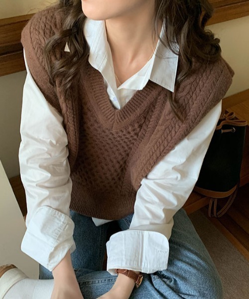 by muni:r（バイ ムニール）の「Vネックケーブルニットベスト（ベスト・レディース・ブラウン/グレイッシュベージュ/ブラック・FREE）」の4枚目の写真