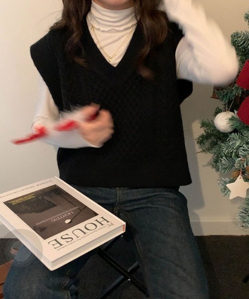 by muni:r（バイ ムニール）の「Vネックケーブルニットベスト（ベスト・レディース・ブラウン/グレイッシュベージュ/ブラック・FREE）」の10枚目の写真