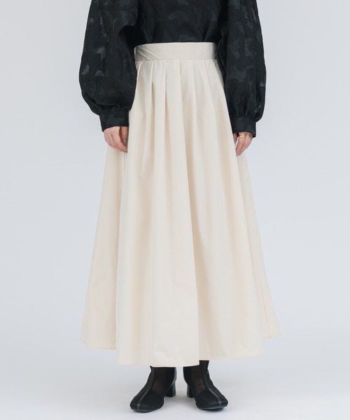 NEUNA（ヌナ）の「【ふんわりフレアで大人の落ち感】ナイロンフレアロングスカート（スカート・レディース・ホワイト/チャコールグレー/イエロー・SMALL/FREE）」の2枚目の写真