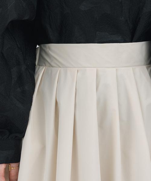 NEUNA（ヌナ）の「【ふんわりフレアで大人の落ち感】ナイロンフレアロングスカート（スカート・レディース・ホワイト/チャコールグレー/イエロー・SMALL/FREE）」の10枚目の写真