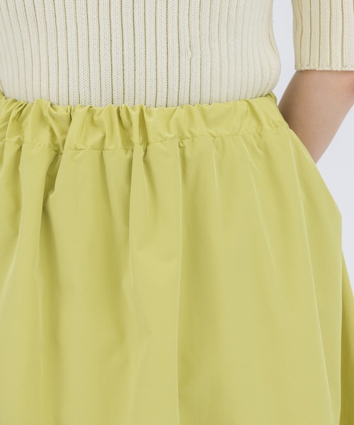 NEUNA（ヌナ）の「【ふんわりフレアで大人の落ち感】ナイロンフレアロングスカート（スカート・レディース・ホワイト/チャコールグレー/イエロー・SMALL/FREE）」の4枚目の写真