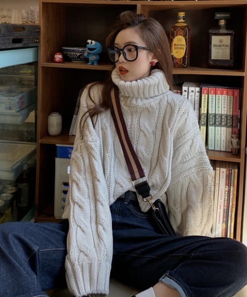 .KOM（ドットコム）の「『.kom/ドットケーオーエム』ショート丈 ケーブルタートルネックニット/セーター（ニット/セーター・レディース・アイボリー/グレー/ブラウン/レッド・FREE）」の2枚目の写真
