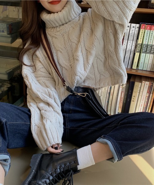 .KOM（ドットコム）の「『.kom/ドットケーオーエム』ショート丈 ケーブルタートルネックニット/セーター（ニット/セーター・レディース・アイボリー/グレー/ブラウン/レッド・FREE）」の9枚目の写真