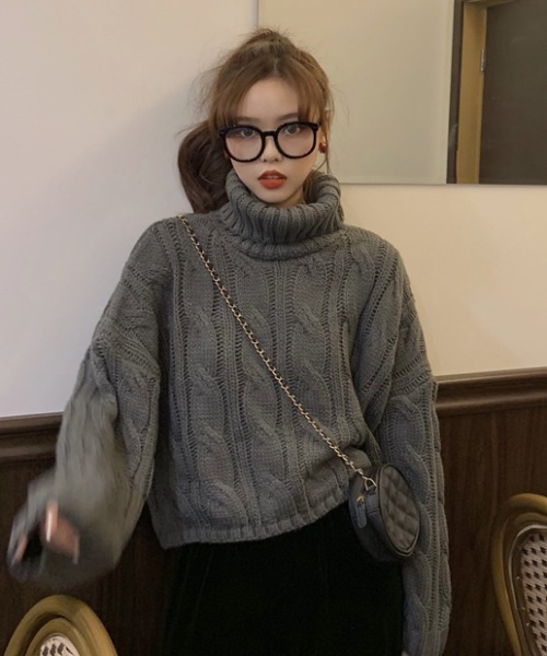 .KOM（ドットコム）の「『.kom/ドットケーオーエム』ショート丈 ケーブルタートルネックニット/セーター（ニット/セーター・レディース・アイボリー/グレー/ブラウン/レッド・FREE）」の5枚目の写真