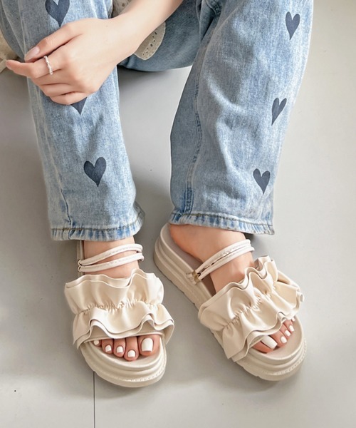 Shoes in Closet（シューズインクローゼット）の「軽量厚底  2WAY ボリューム ラッフル / フリル サンダル 6908（サンダル・レディース・ブラック/アイボリー/ライトピンク/ライトベージュ/グリーン系その他2/オフホワイト/ブラック×ブラック/ダークブラウン・LL/S/M/L/3L/XS）」の2枚目の写真