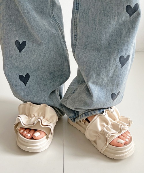 Shoes in Closet（シューズインクローゼット）の「【ドット柄が再々入荷中】軽量厚底  2WAY ボリューム ラッフル / フリル サンダル 6908（サンダル・レディース・ブラック/アイボリー/ライトピンク/ライトベージュ/グリーン系その他2/オフホワイト/ブラック×ブラック/ダークブラウン/ブラック系3/アイボリー系3・LL/S/M/L/3L/XS）」の22枚目の写真