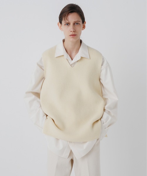 UNDECORATED(アンデコレイテッド)の「UNDECORATED アンデコレイテッド / MF Wool Knit Vest Vネック ウールニットベスト / UDF22804(ベスト・レディース・ブラック/キナリ・FREE)」の2枚目の写真
