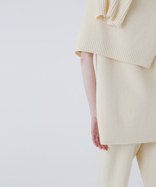 UNDECORATED(アンデコレイテッド)の「UNDECORATED アンデコレイテッド / MF Wool Knit Vest Vネック ウールニットベスト / UDF22804(ベスト・レディース・ブラック/キナリ・FREE)」の5枚目の写真