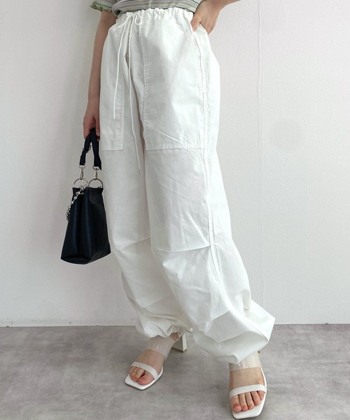 w closet（ダブルクローゼット）の「サスペンダー付きパラシュートパンツ（サロペット/オーバーオール・レディース・オフホワイト/カーキ/ブラック/ブラウン/ライトベージュ/ピンク/ミント/ライトカーキ/ベージュ/コーラルピンク・FREE）」の16枚目の写真