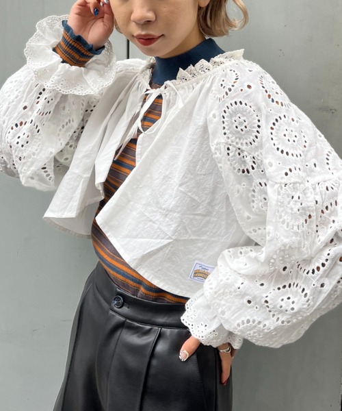 HELLO.SANFRANCISCO(ハローサンフランシスコ)の「【HELLO.SANFRANCISCO/ハローサンフランシスコ】パッチワークレースショートブラウス(シャツ/ブラウス・レディース・ホワイト/ブラック/ピンク・FREE)」の2枚目の写真