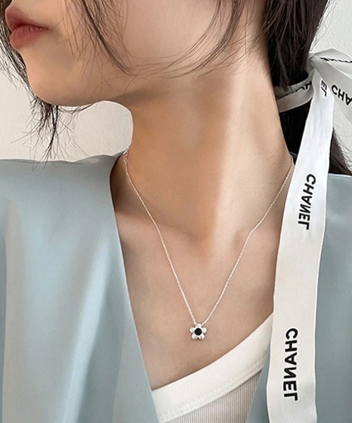 SONA(ソナ)の「SONYUNARA フラワーシルバーネックレス(ネックレス・レディース・シルバー・ONE SIZE)」の2枚目の写真
