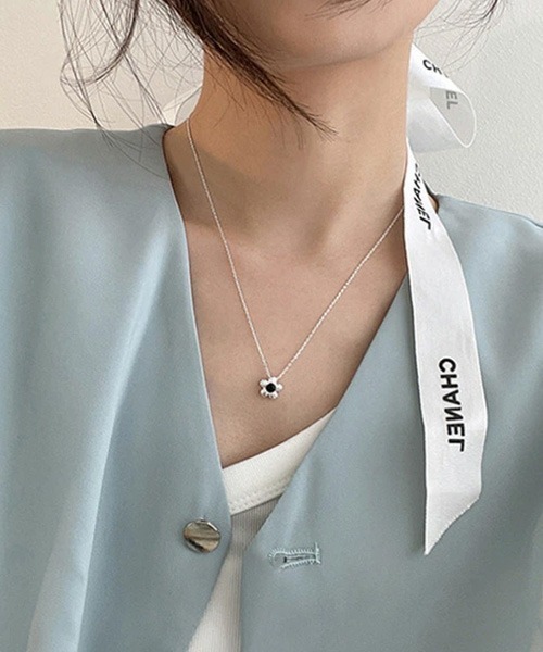 SONA(ソナ)の「SONYUNARA フラワーシルバーネックレス(ネックレス・レディース・シルバー・ONE SIZE)」の3枚目の写真