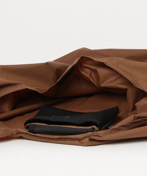 KEEN(キーン)の「KHT RECYCLE WALLET SHOPPING BAG / ケーエイチティー リサイクル ウォレットショッピングバッグ(エコバッグ/サブバッグ・メンズ・ブラウン・OS)」の6枚目の写真