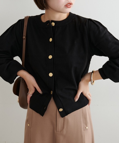 natural couture(ナチュラルクチュール)の「おしゃれゴールド釦シンプルカーディガン(カーディガン/ボレロ・レディース・その他1/グリーン系その他/オフホワイト/ブラック/ピンク・FREE)」の2枚目の写真