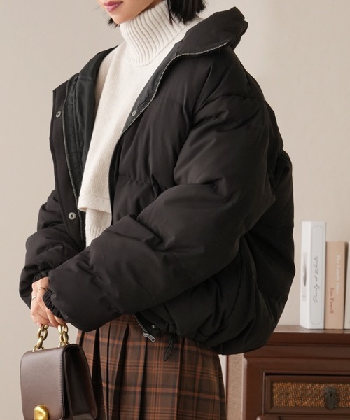 IAMUSE(アイアミューズ)の「スタンドカラー中綿ダウンジャケット S0775【IAMUSE】(ダウンジャケット/コート・レディース・ブラック/グレイッシュベージュ・FREE)」の3枚目の写真