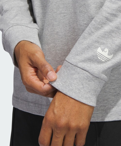 adidas（アディダス）の「グラフィック シュムーフォイル長袖Tシャツ / ロンT / アディダスオリジナルス adidas Originals（Tシャツ/カットソー・メンズ・グレー・LARGE/MEDIUM/SMALL/X-LARGE/X-SMALL/XX-LARGE/3XL）」の3枚目の写真