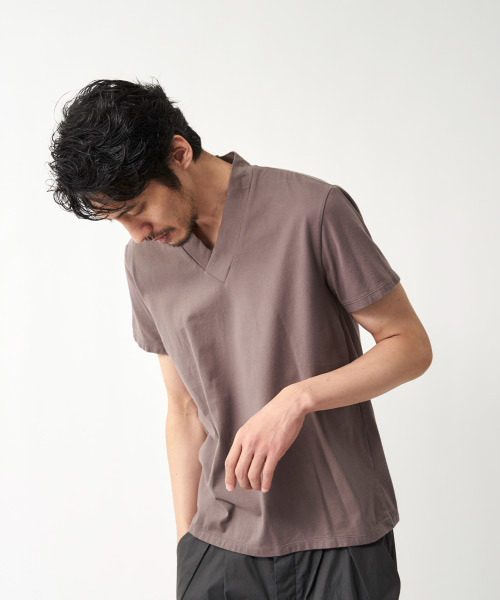 和ROBE(ワローブ)の「JUBAN TEE(Tシャツ/カットソー・メンズ・ホワイト/グレー/ネイビー/カーキ/ライトグレー/ダークネイビー/アッシュグレー/グリーン/ブラウン/ブラック/ターコイズブルー/オレンジ/ベージュ/ワインレッド/プラム/エメラルド/パープル系/ダークカーキ・1/3/2/4/5)」の4枚目の写真