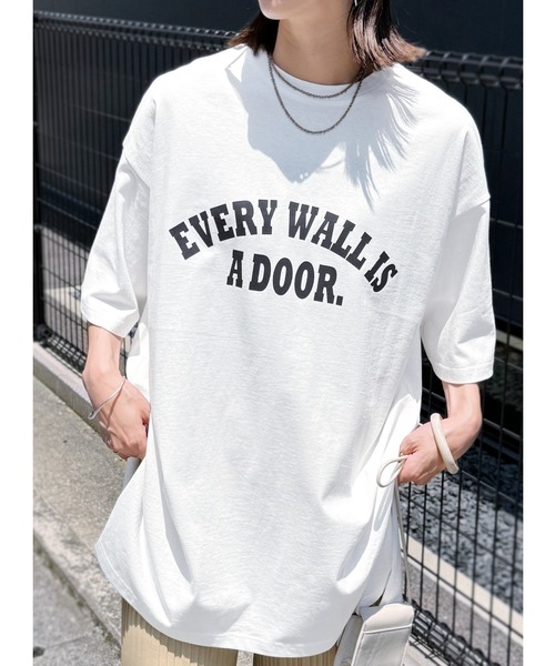 reca(レカ)の「アーチロゴスリットTシャツ(Tシャツ/カットソー・レディース・グレイッシュベージュ/ブラック/ホワイト/ピンク系その他・FREE)」の1枚目の写真