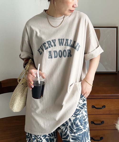 reca(レカ)の「アーチロゴスリットTシャツ(Tシャツ/カットソー・レディース・グレイッシュベージュ/ブラック/ホワイト/ピンク系その他・FREE)」の4枚目の写真