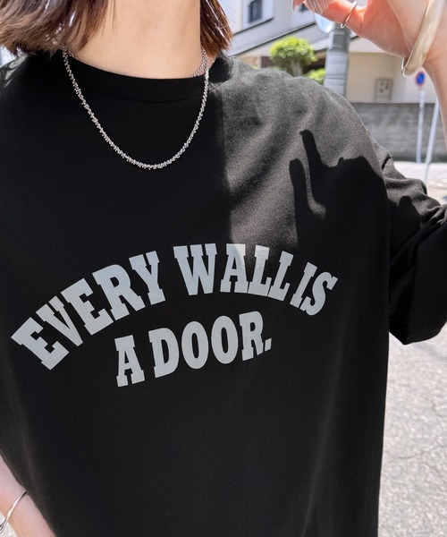 reca(レカ)の「アーチロゴスリットTシャツ(Tシャツ/カットソー・レディース・グレイッシュベージュ/ブラック/ホワイト/ピンク系その他・FREE)」の7枚目の写真