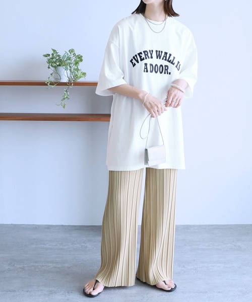 reca(レカ)の「アーチロゴスリットTシャツ(Tシャツ/カットソー・レディース・グレイッシュベージュ/ブラック/ホワイト/ピンク系その他・FREE)」の11枚目の写真
