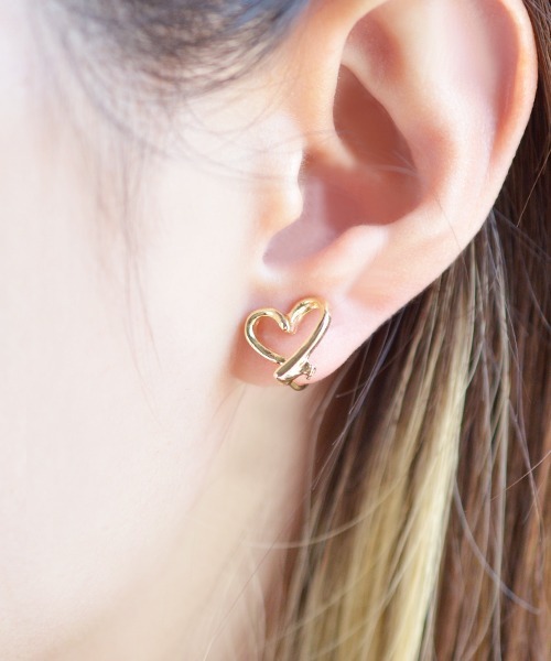 Fun & Daily（ファンアンドデイリー）の「F&D : フレームハートイヤリング（イヤリング・レディース・シルバー/ゴールド・FREE）」の2枚目の写真