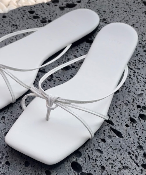 Didot.showroom（ディドット ショールーム）の「リボンクロススクエアフラットサンダル（サンダル・レディース・ブラウン/ホワイト/ブラック・23cm/23.5cm/24cm/24.5cm/25cm）」の2枚目の写真