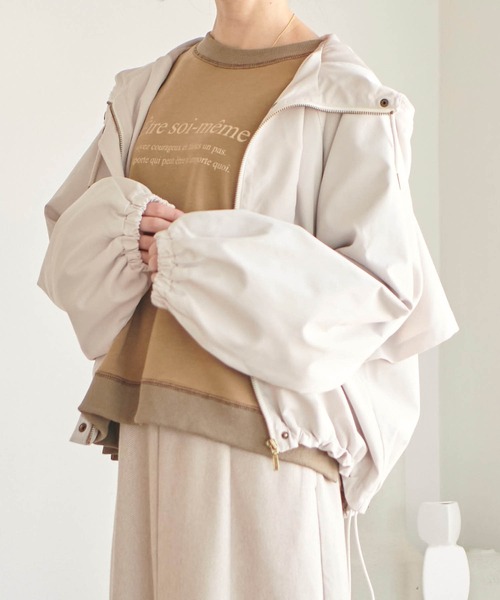 mil（ミル）の「【150㎝前後の小柄さんサイズ】バックフリルマウンテンパーカー【洗える】（マウンテンパーカー・レディース・ピンクベージュ/モカ/グレイッシュベージュ・XS/S）」の3枚目の写真