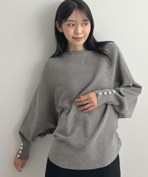Futier land(フューティアランド)の「袖口パールドルマンニット(ニット/セーター・レディース・オフホワイト/ネイビー/ブラック/ブルーグレー/グレイッシュベージュ/グリーン系その他/グレー/ブラウン/ボルドー/チャコールグレー・MEDIUM/LARGE)」の3枚目の写真
