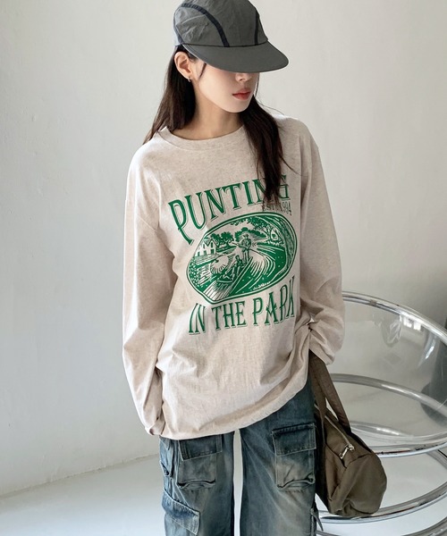 FOLLOWIN（フォロウィン）の「[UNISEX][カップルコーデにおススメ！]オーバーフィットプリントロング長袖Tシャツ（Tシャツ/カットソー・レディース・チャコールグレー/ブラック/オートミール/ホワイト・FREE）」の2枚目の写真