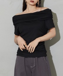 大人かわいいフェミニンシルエット。オフショルダーカットソー