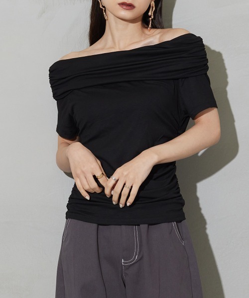 SEN TOKYO(セントーキョー)の「大人かわいいフェミニンシルエット。オフショルダーカットソー(Tシャツ/カットソー・レディース・ブラック/グレー・FREE)」の1枚目の写真