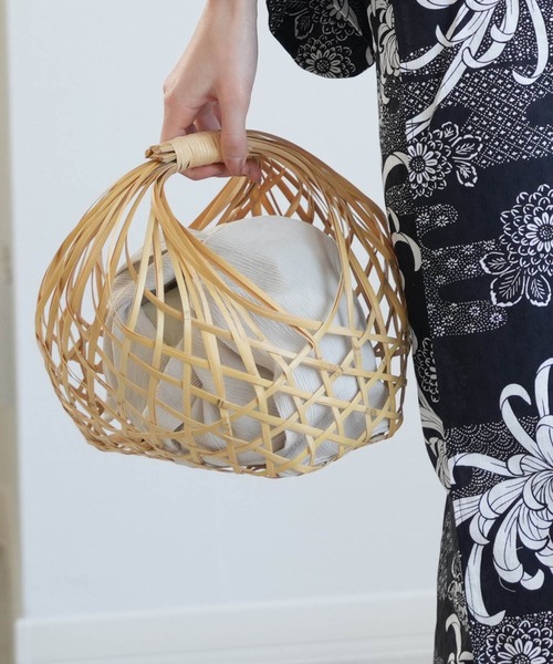 utatane（ウタタネ）の「竹かごバッグ+日本製注染生地あずま袋セット utatane 栗丸 白の川面/楊柳（かごバッグ・レディース・マスタード/ネイビー/ホワイト/オフホワイト・FREE）」の2枚目の写真