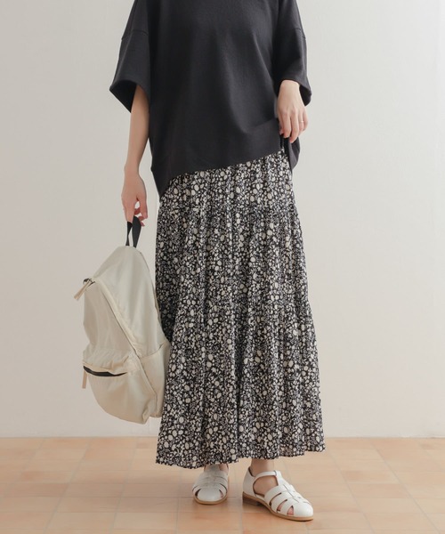 URBAN RESEARCH DOORS（アーバンリサーチドアーズ）の「リトルフラワープリーツロングスカート（スカート・レディース・ネイビー/ブラック・MEDIUM）」の3枚目の写真
