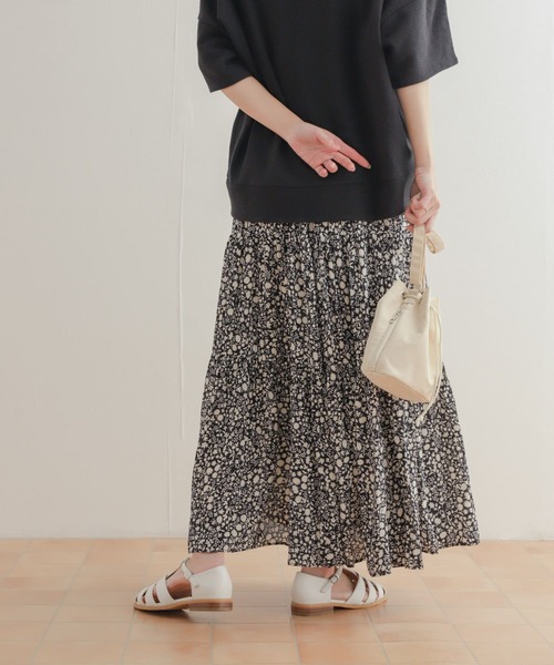 URBAN RESEARCH DOORS（アーバンリサーチドアーズ）の「リトルフラワープリーツロングスカート（スカート・レディース・ネイビー/ブラック・MEDIUM）」の5枚目の写真