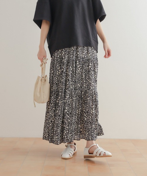 URBAN RESEARCH DOORS（アーバンリサーチドアーズ）の「リトルフラワープリーツロングスカート（スカート・レディース・ネイビー/ブラック・MEDIUM）」の8枚目の写真