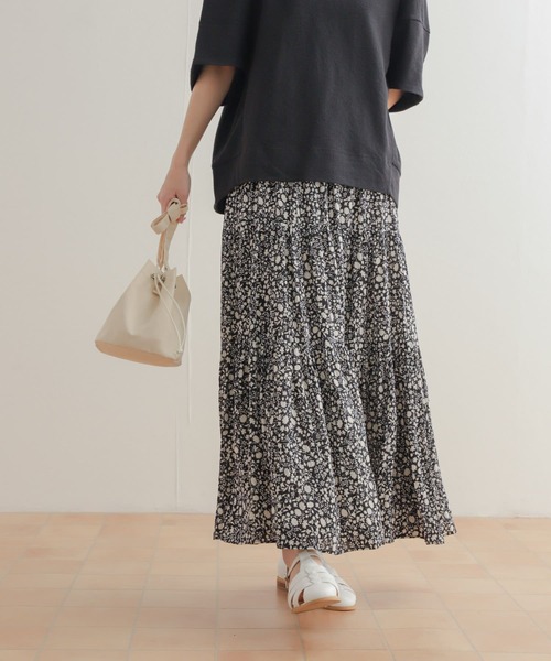 URBAN RESEARCH DOORS（アーバンリサーチドアーズ）の「リトルフラワープリーツロングスカート（スカート・レディース・ネイビー/ブラック・MEDIUM）」の9枚目の写真