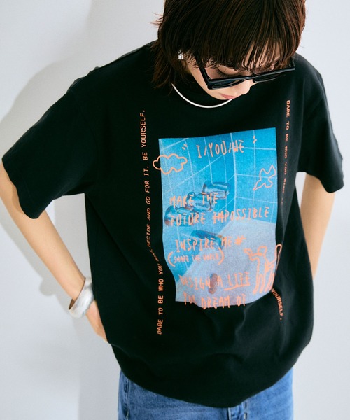 ELLEgirl(エルガール)の「フォトプリントTシャツ【ELLEgirl/エル ガール】(Tシャツ/カットソー・レディース・ホワイト/ブラック・FREE)」の2枚目の写真