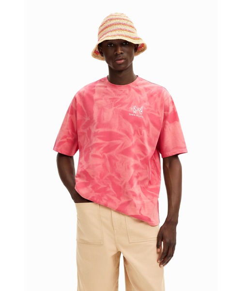 Desigual(デシグアル)の「ARMANDO タイダイメッセージTシャツ(Tシャツ/カットソー・メンズ・レッド・S/M/L/XL/XXL)」の3枚目の写真