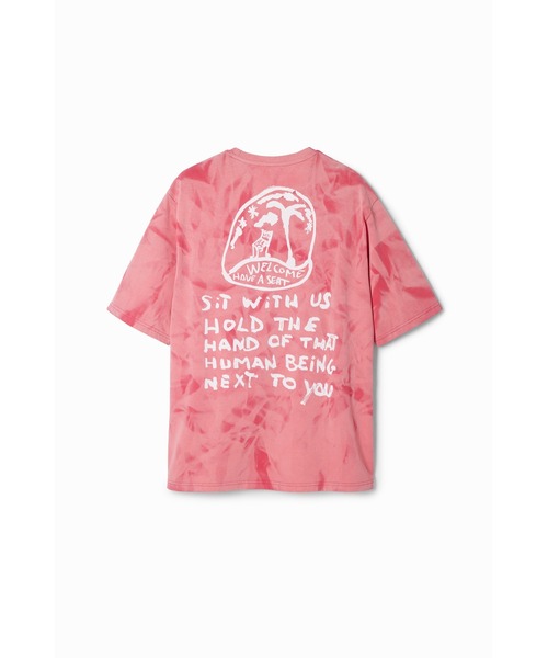 Desigual(デシグアル)の「ARMANDO タイダイメッセージTシャツ(Tシャツ/カットソー・メンズ・レッド・S/M/L/XL/XXL)」の4枚目の写真