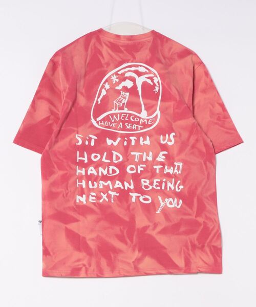 Desigual(デシグアル)の「ARMANDO タイダイメッセージTシャツ(Tシャツ/カットソー・メンズ・レッド・S/M/L/XL/XXL)」の5枚目の写真