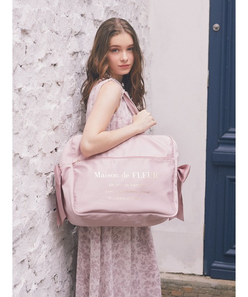 ローズロース　新品未使用 メゾンドサブレ ボストンバッグ 定価7万 Maison de FLEUR（メゾンドフルール）の「サテンキャリーオンバッグ