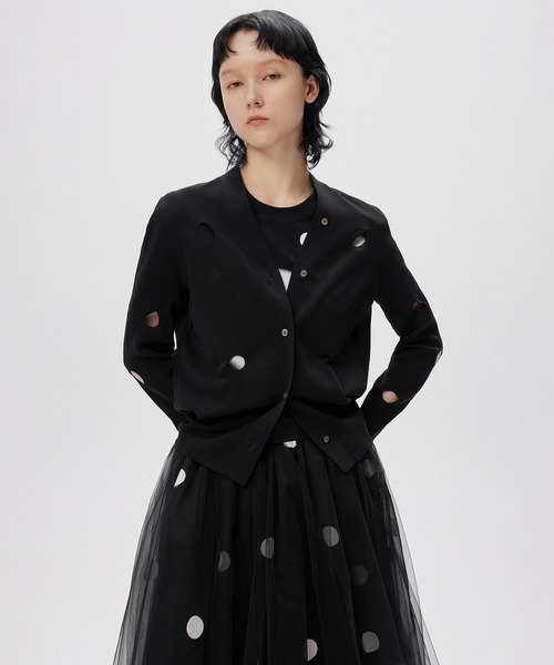 JNBY(ジェーエヌビーワイ)の「Polka-dot Cut-out Cotton-blend Cardigan(ニット/セーター・レディース・グリーン系その他6/ブラック・36/38)」の2枚目の写真